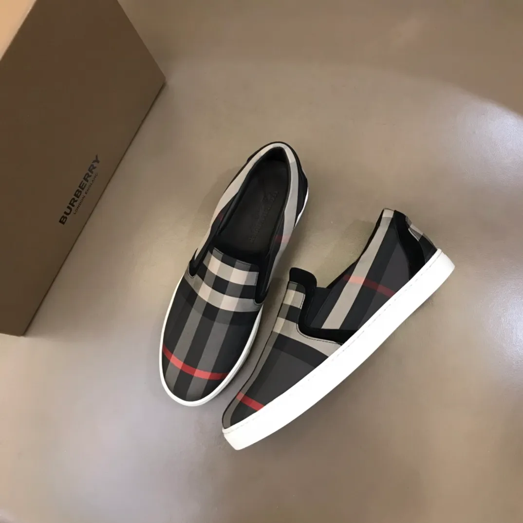 p340 "BURBERR*" men's classic low-top sneakers are reinterpreted in Vintage checkered cotton and matte calfskin, decorated with a new brand logo. First-layer sheepskin lining, embossed Burberry logo on the heel, and original TPU outsole! Size: 38-44